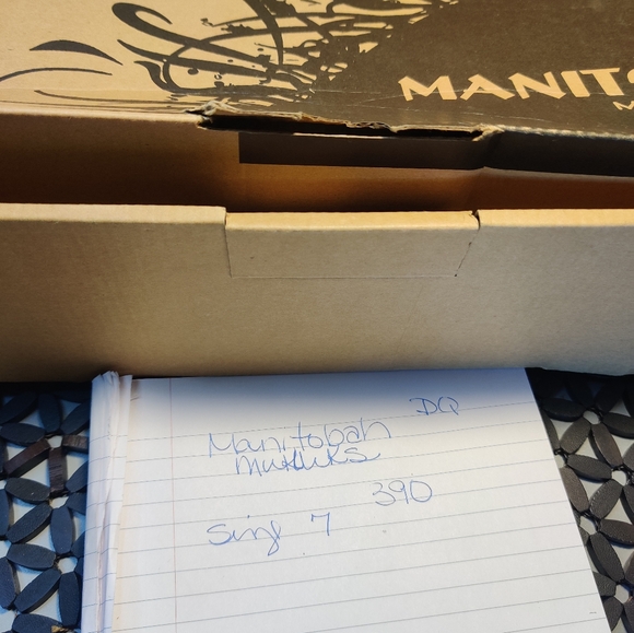 Manitobah Mukluks size 9 new in box - Picture 8 of 8